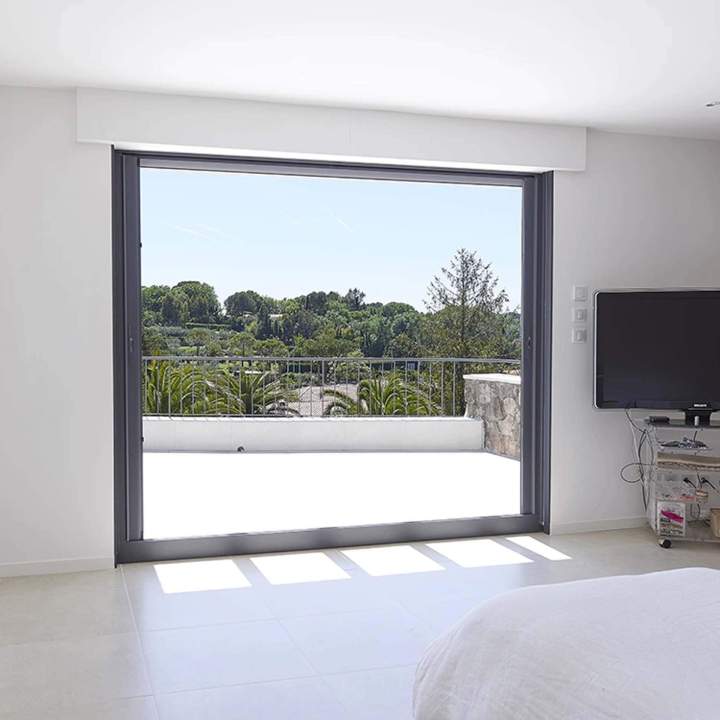 Baie vitree à galandage vue interieure chambre Borgo