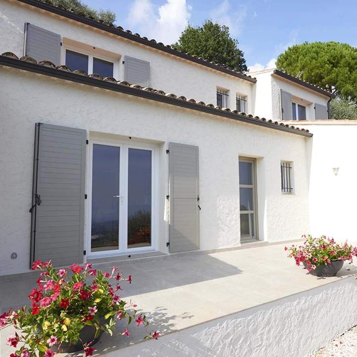 Porte fenetre PVC Blanche sur mesure vue exterieure Borgo