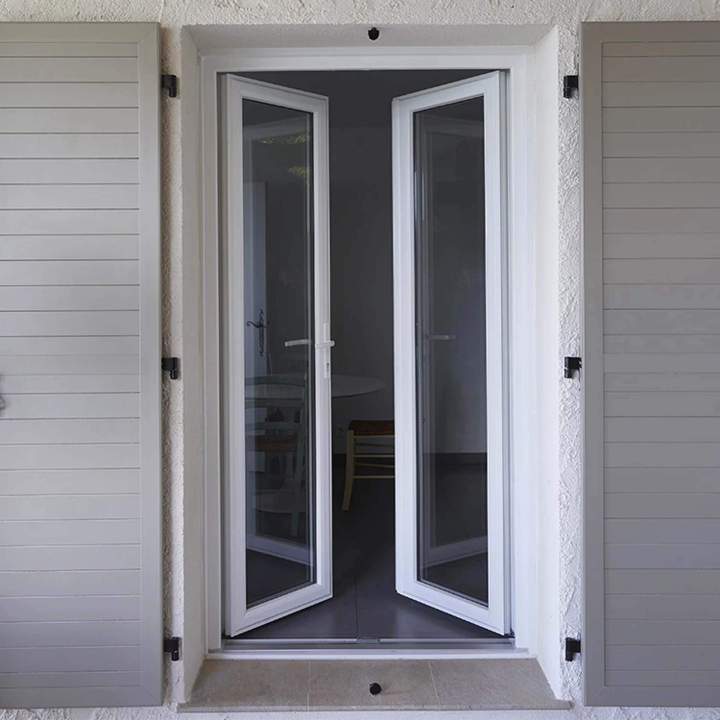 Porte fenetre PVC blanche vue exterieure sur mesure Borgo