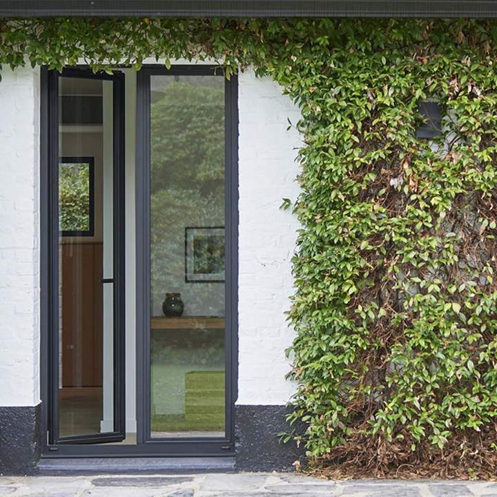 Porte fenetre aluminium noire sur mesure vue exterieure Borgo